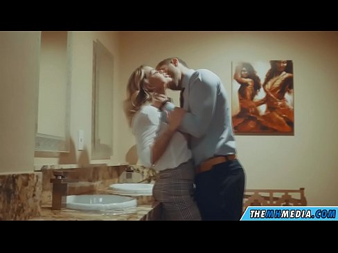❤️ 当一个胸大无脑的金发女郎在公共厕所里勾引你时 ❌ Beautiful porn﹏﹏